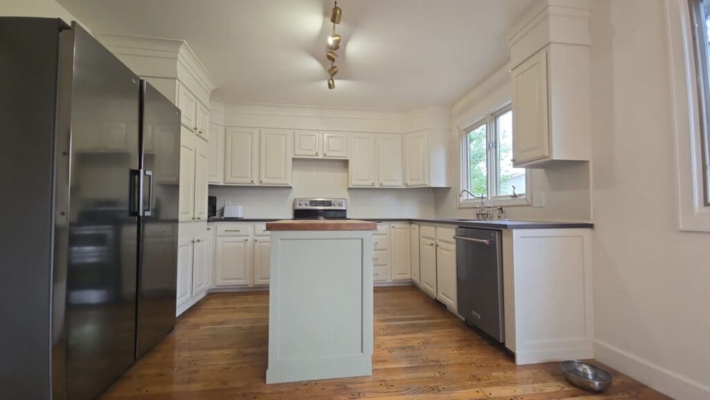 Two tone bright kitchen 2